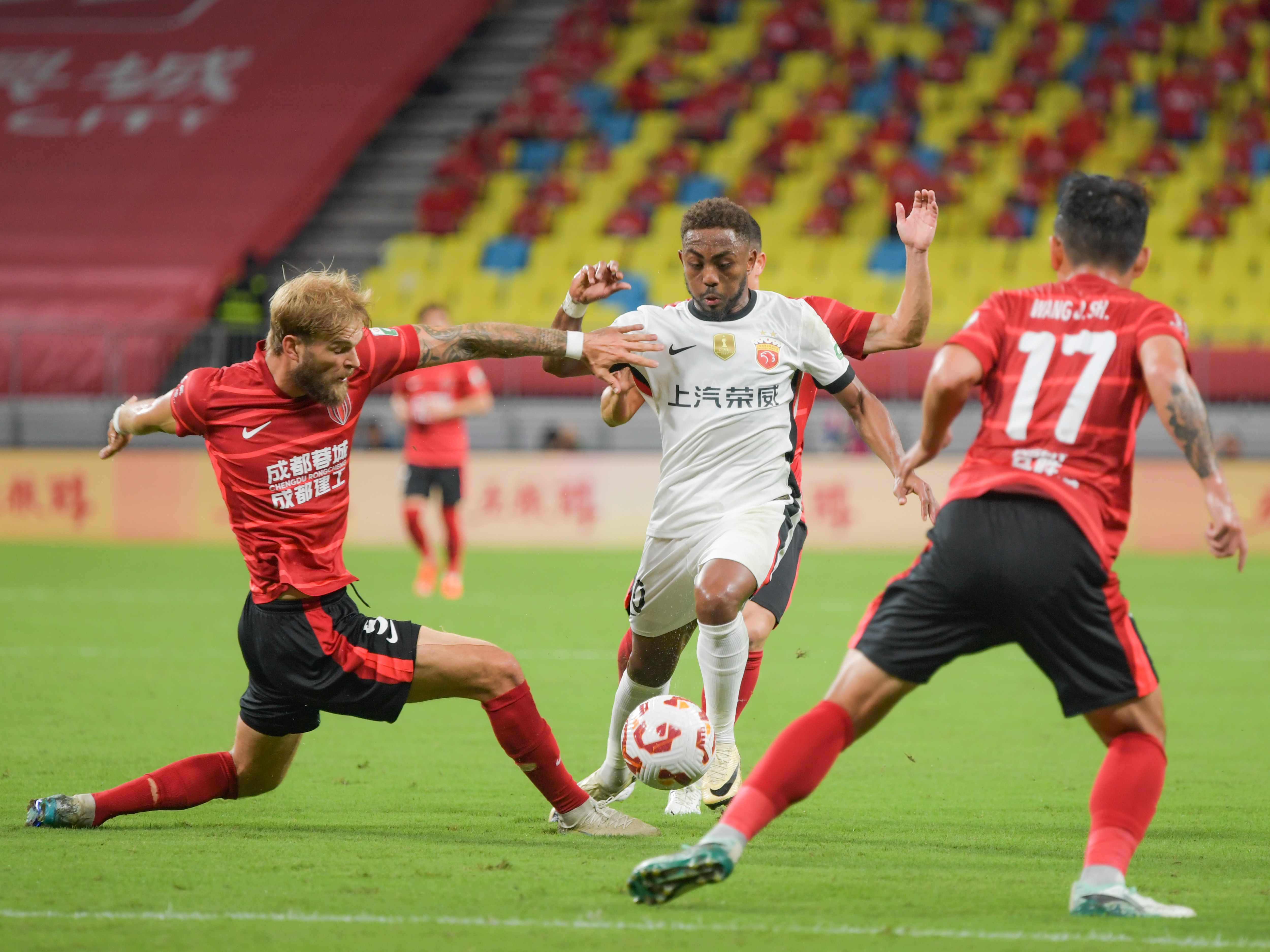 关于转折点！成都蓉城调整名单；中超今晚攻防权衡；气氛紧张；资深球员宣示担当的信息-易胜博